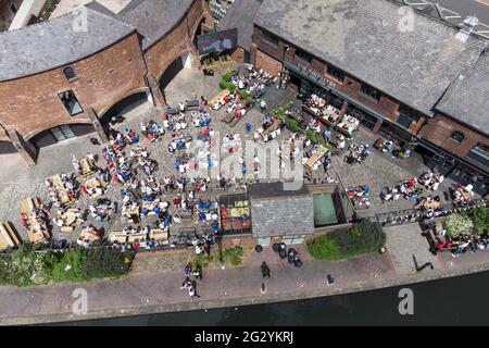 Birmingham, West Midlands, Regno Unito. 13 giugno 2021. I fan dell'Inghilterra si siedono davanti a un grande schermo all'aperto presso il pub Distillery in Sheepcote Street durante il giorno più caldo dell'anno accanto a un canale di Birmingham per guardare Inghilterra vs Croazia in Euro 2020. Fig. Per credito: Interrompi stampa Media/Alamy Live News Foto Stock