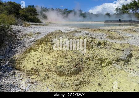 Champagne Pool in un'area geotermica chiamata Waiotapu in Nuova Zelanda Foto Stock