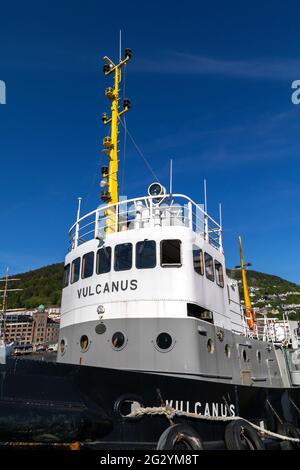 Bridge / pilothouse del veterano rimorchiatore Vulcanus (costruito nel 1959) ormeggiate nel porto di Bergen, Norvegia. Foto Stock