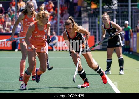 AMSTELVEEN, PAESI BASSI - GIUGNO 13: Margot van Geffen dei Paesi Bassi, Anne Schroeder della Germania durante l'Euro Hockey Championships Femminile Final match tra Paesi Bassi e Germania al Wagener Stadion il 13 giugno 2021 ad Amstelveen, Paesi Bassi (Foto di Jeroen Meuwsen/Orange Pictures) Foto Stock