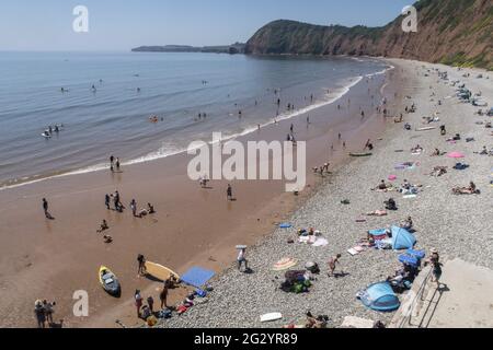 Sidmouth, 13 giugno 2021. La folla gode del sole meraviglioso sulla spiaggia ovest a Sidmouth, Devon. Credit: Photo Central/Alamy Live News Foto Stock