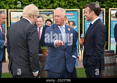 Newquay, Regno Unito. 13 giugno 2021. Il principe Charles parla con il primo ministro britannico Boris Johnson e il presidente francese Emmanuel Macron durante un ricevimento e una cena ospitati dal progetto Eden il 11 giugno 2021, in Cornovaglia, Regno Unito. Il primo ministro Johnson presiede il vertice del G7 che si svolge a Carbis Bay, in Cornovaglia. Photo by Karwai Tang/G7 Cornwall 2021/UPI Credit: UPI/Alamy Live News Foto Stock
