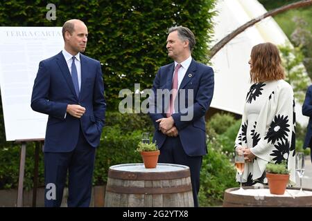 Newquay, Regno Unito. 13 giugno 2021. Il principe William parla con gli ospiti durante un ricevimento e una cena ospitati dall'Eden Project il 11 giugno 2021, in Cornovaglia, Regno Unito. Il primo ministro Johnson presiede il vertice del G7 che si svolge a Carbis Bay, in Cornovaglia. Photo by Karwai Tang/G7 Cornwall 2021/UPI Credit: UPI/Alamy Live News Foto Stock