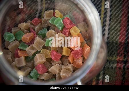 Caramelle di frutta zuccherate colorate in un vaso di vetro Foto Stock