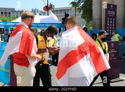 Accesso esclusivo dei lavoratori chiave - personale NHS, polizia e addetti ai trasporti - alla zona dei fan di Euros a Trafalgar Square, per la prima partita in Inghilterra, a Londra, Regno Unito Foto Stock