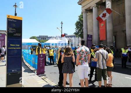 Accesso esclusivo dei lavoratori chiave - personale NHS, polizia e addetti ai trasporti - alla zona dei fan di Euros a Trafalgar Square, per la prima partita in Inghilterra, a Londra, Regno Unito Foto Stock