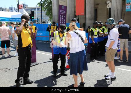 Accesso esclusivo dei lavoratori chiave - personale NHS, polizia e addetti ai trasporti - alla zona dei fan di Euros a Trafalgar Square, per la prima partita in Inghilterra, a Londra, Regno Unito Foto Stock