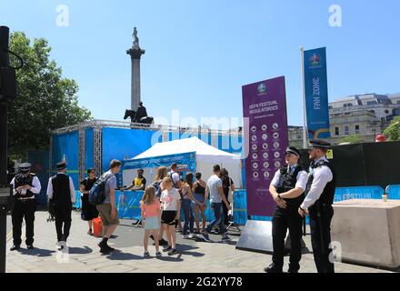 Accesso esclusivo dei lavoratori chiave - personale NHS, polizia e addetti ai trasporti - alla zona dei fan di Euros a Trafalgar Square, per la prima partita in Inghilterra, a Londra, Regno Unito Foto Stock