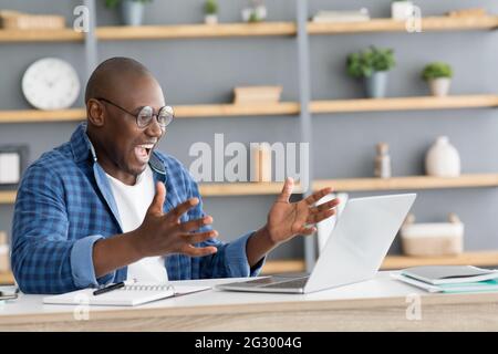 Successo aziendale. L'imprenditore africano-americano ha festeggiato emotivamente il successo Foto Stock