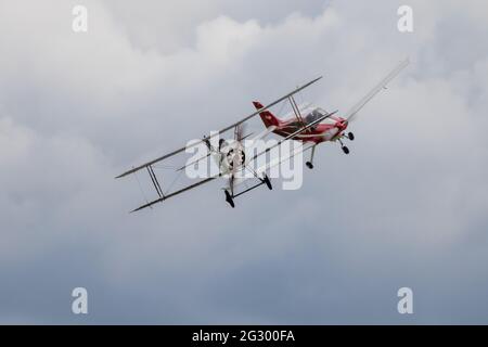 1916 Sopwith Pup (G-EBKY) & Beagle Pup Prototype (G-AVDF) volare in formazione al Shuttleworth Flying Festival of Britain Airshow il 6 giugno 2021 Foto Stock