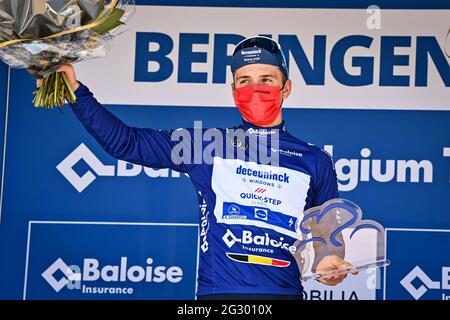 Belga Remco Evenepoel di Deceuninck - Quick-Step festeggia sul podio dopo aver vinto la gara ciclistica Baloise Belgium Tour, a 178,7 km da Turnhou Foto Stock