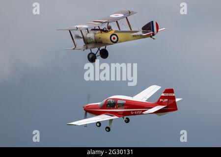 1916 Sopwith Pup (G-EBKY) & Beagle Pup Prototype (G-AVDF) volare in formazione al Shuttleworth Flying Festival of Britain Airshow il 6 giugno 2021 Foto Stock