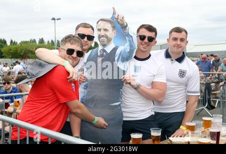 Tifosi inglesi con un taglio di cartone del manager inglese Gareth Southgate nella zona fan di Trafford Park, Manchester, mentre guardano la partita UEFA Euro 2020 Group D tra Inghilterra e Croazia che si tiene allo stadio di Wembley. Data immagine: Domenica 13 giugno 2021. Foto Stock