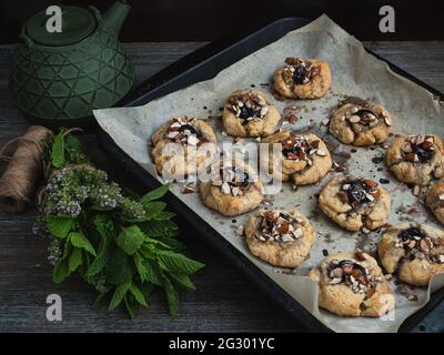 Focaccine di ciliegia di mandorle appena sfornate. Foto Stock