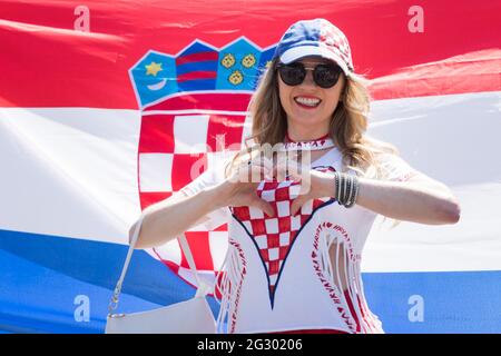 Wembley Stadium, Wembley Park, Regno Unito. 13 giugno 2021. Croazia tifoso godendo il sole sulla strada olimpica davanti all'Inghilterra contro la Croazia, Wembley stadi prima partita del Campionato europeo di calcio UEFA. Amanda Rose/Alamy Live News Foto Stock