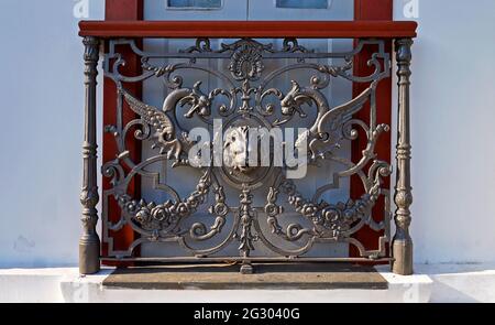 Griglia ornamentale su balcone coloniale, dettaglio Foto Stock