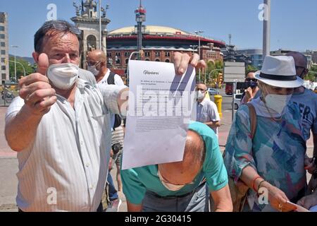 Barcellona, Spagna. 13 giugno 2021. Un uomo mostra ai media la sua firma contro i perdoni per l'indipendenza prigionieri in Spagna.il Partido popolare di Catalogna (PPC) gruppo politico ha installato un tavolo nella Piazza Spagna via di Barcellona per raccogliere le firme dei cittadini contro i perdoni che il governo spagnolo vuole concedere Ai leader dell'indipendenza imprigionati dal referendum del 1° ottobre 2017. Credit: SOPA Images Limited/Alamy Live News Foto Stock