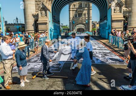 Londra, Regno Unito. 13 giu 2021. Sadiq Khan (nella foto che mette la sua foto sul ponte con Justine Simons, OBE, Dep Mayor for Culture) visita il Tower Bridge mentre viene incollato con più di 3,000 fotografie di ritratti in bianco e nero in occasione dei Campionati di Calcio UEFA EURO 2020. Credit: Guy Bell/Alamy Live News Foto Stock