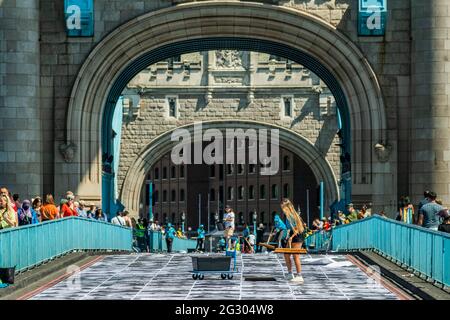 Londra, Regno Unito. 13 giugno 2021. Tower Bridge AS è incollato con più di 3,000 fotografie di ritratti in bianco e nero in occasione dei Campionati di calcio UEFA EURO 2020. All'interno fuori è la celebrazione culturale della capitale del calcio e la sua capacità di riunire le persone. Credit: Guy Bell/Alamy Live News Foto Stock