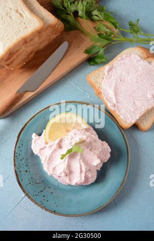 Taramosalata Greek Spread Paste (Pate) fatto di pesce macinato, gamberi e caviale, servito con limone. Pesce uovo Paste Tarama (bianco e rosa), popolare è Foto Stock