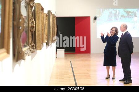 Mosca, Russia. 12 giugno 2021. Il presidente russo Vladimir Putin durante un tour della mostra della Galleria Statale Tretyakov che celebra la Giornata della Russia con il direttore della Galleria Zelfia Tregulova il 12 giugno 2021 a Mosca, Russia. Credit: Planetpix/Alamy Live News Foto Stock