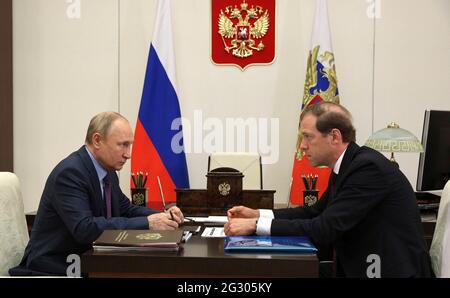 Il presidente russo Vladimir Putin tiene un incontro faccia a faccia con il ministro dell'industria e del Commercio Denis Manturov della residenza di stato di Novo-Ogaryovo il 10 giugno 2021 fuori da Mosca, Russia. Foto Stock