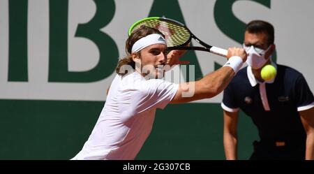 Parigi, fra. 13 giugno 2021. Paris, Roland Garros, French Open Day 15 13/06/2021 Stefanos Tsitsipas (GRE) Mens Final match Credit: Roger Parker/Alamy Live News Foto Stock