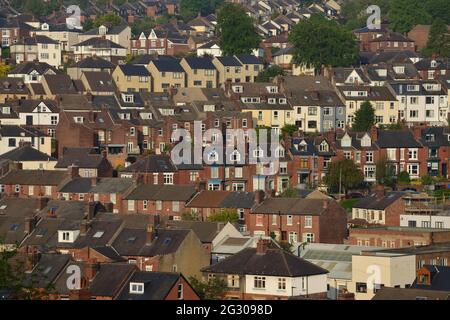 Una collina coperta di case in una zona conosciuta come Greystones nella città di Sheffield, Inghilterra, Regno Unito. Foto Stock