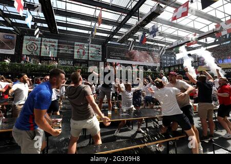 I fan celebrano il primo gol della partita in Inghilterra, segnato da Raheem Sterling (non raffigurato) al BOXPARK di Croydon mentre guardano la partita UEFA Euro 2020 del gruppo D tra Inghilterra e Croazia tenutasi allo stadio di Wembley. Data immagine: Domenica 13 giugno 2021. Foto Stock