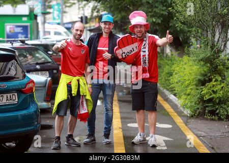 Bucarest, Romania. 13 giugno 2021. I sostenitori del team austriaco si esibiscono in strada prima della partita del Gruppo C tra Austria e Macedonia del Nord a Bucarest, Romania, 13 giugno 2021. Credit: Gabriel Petrescu/Xinhua/Alamy Live News Foto Stock