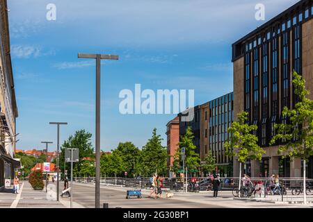 Die Stadtmitte in der neu gestaltete Bereich der Stadtmitte in der Fußgängerzone. Zum einkaufen, entspannen und genießen in den Läden und der gas Foto Stock