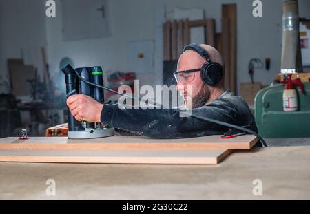 Processo di fresatura del legno in officina professionale, concetto industriale Foto Stock