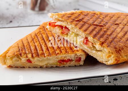 Panini caesar freschi alla griglia su sfondo chiaro Foto Stock