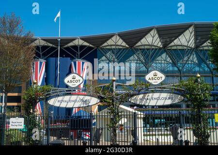 Ascot, Berkshire, Regno Unito. 13 giugno 2021. L'entrata al recinto reale. I preparativi sono ben in corso per l'evento di regata Royal Ascot, famoso in tutto il mondo. Gli appassionati di corse automobilistiche sono lieti di poter tornare a Royal Ascot quest'anno, tuttavia, a causa delle restrizioni in corso di chiusura del Covid-19, il numero di ospiti è limitato a 12,000 persone al giorno. I Racegoers dovranno inoltre produrre un test negativo di Covid-19. Credito: Maureen McLean/Alamy Foto Stock