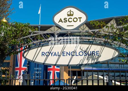 Ascot, Berkshire, Regno Unito. 13 giugno 2021. L'entrata al recinto reale. I preparativi sono ben in corso per l'evento di regata Royal Ascot, famoso in tutto il mondo. Gli appassionati di corse automobilistiche sono lieti di poter tornare a Royal Ascot quest'anno, tuttavia, a causa delle restrizioni in corso di chiusura del Covid-19, il numero di ospiti è limitato a 12,000 persone al giorno. I Racegoers dovranno inoltre produrre un test negativo di Covid-19. Credito: Maureen McLean/Alamy Foto Stock