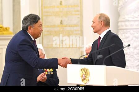 Mosca, Russia. 12 giugno 2021. Il presidente russo Vladimir Putin presenta un Premio nazionale per le scienze al ricercatore oncologico Yevgeny Choinzonov, durante una cerimonia per celebrare la Giornata della Russia nella Sala di San Giorgio nel Palazzo del Grande Cremlino 12 giugno 2021 a Mosca, Russia. Credit: Planetpix/Alamy Live News Foto Stock