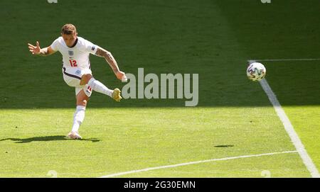 13 giugno 2021 - Inghilterra contro Croazia - UEFA Euro 2020 Group D Match - Wembley - Londra il Tripier Kieran si avvia in un calcio di punizione durante la partita UEFA Euro 2020 Group D al Wembley Stadium di Londra. Credito immagine : © Mark Pain / Alamy Live News Foto Stock