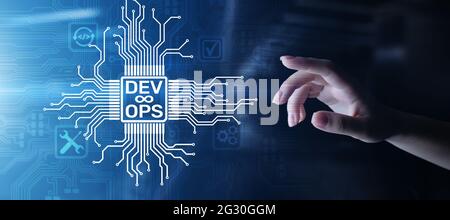 Sviluppo Agile e concetto di ottimizzazione DevOps su schermo virtuale. Foto Stock