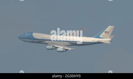 Wimbledon, Londra, Regno Unito. 13 giugno 2021. US Air Force One ha visto l'approccio finale a Londra Heathrow attraverso una foschia di calore, portando il presidente degli Stati Uniti Biden da Newquay Cornwall a Londra dove incontrerà HM la Regina al Castello di Windsor. Credit: Malcolm Park/Alamy Live News. Foto Stock