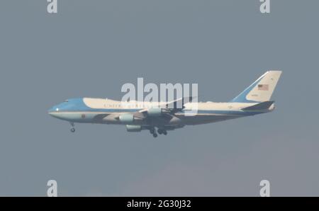 Wimbledon, Londra, Regno Unito. 13 giugno 2021. US Air Force One ha visto l'approccio finale a Londra Heathrow attraverso una foschia di calore, portando il presidente degli Stati Uniti Biden da Newquay Cornwall a Londra dove incontrerà HM la Regina al Castello di Windsor. Credit: Malcolm Park/Alamy Live News. Foto Stock