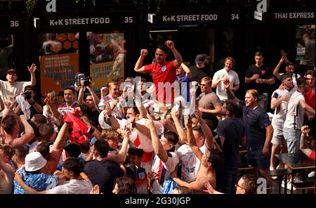 I fan festeggiano dopo la partita al BOXPARK di Croydon mentre guardano la partita UEFA Euro 2020 Group D tra Inghilterra e Croazia che si tiene allo stadio di Wembley. Data immagine: Domenica 13 giugno 2021. Foto Stock