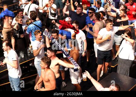 I fan festeggiano dopo la partita al BOXPARK di Croydon mentre guardano la partita UEFA Euro 2020 Group D tra Inghilterra e Croazia che si tiene allo stadio di Wembley. Data immagine: Domenica 13 giugno 2021. Foto Stock