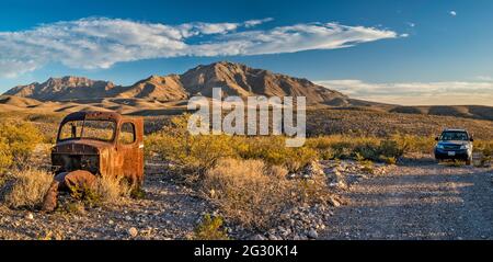 Vecchio relitto di prelievo, Sierra Parda (Little Chinati Peak), Chinati Peak a dist, Chinati Mountains, futuro parco statale, Pinto Canyon Road, Texas, USA Foto Stock