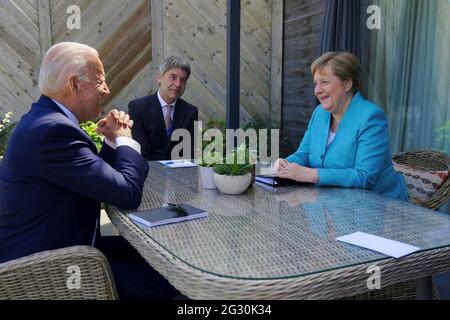 Il Presidente degli Stati Uniti Joe Biden durante un incontro bilaterale con la cancelliera tedesca Angela Merkel, a destra, ai margini del G7 Summit al Carbis Bay Hotel, 12 giugno 2021 a Carbis Bay, Cornovaglia, Regno Unito. Foto Stock