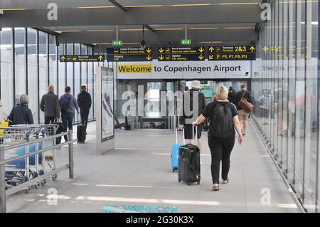 Copenaghen, Danimarca. 13 giugno 2021, Terminal 3 aeroporto internazionale di Copenahgen a Kastrup la gente partiva a Kastrup Copenhagen durante la covid-19 rich Foto Stock