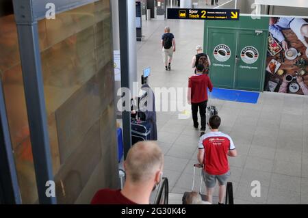 Copenaghen, Danimarca. 13 giugno 2021, Terminal 3 aeroporto internazionale di Copenahgen a Kastrup la gente partiva a Kastrup Copenhagen durante la covid-19 rich Foto Stock