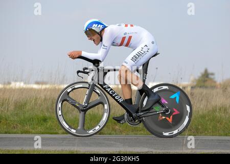 Il pilota austriaco Mathias Brandle (team Israel Start-Up Nation) ha visto in azione durante la prova individuale a tempo. Ha terminato la 26a tappa, 0'30' dietro il vincitore. Abbandonò prima della fine della gara. La 79a gara ciclistica Parigi-Nizza 2021 si è svolta dal 07 al 14 marzo 2021. La terza tappa consisteva in una prova individuale a tempo intorno alla città di Gien di 14.4 km e si è tenuta il 09 marzo 2021. Il vincitore della tappa è lo svizzero Stefan Bisegger del team EF Nippo. Il vincitore assoluto della gara è Maximilian Schachmann (team Bora-Hansgrohe). Foto Stock