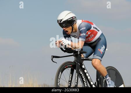 Il pilota francese Kenny Elissonde (Trek Segafredo Team) ha visto in azione durante la prova individuale dove ha terminato la 82° tappa, 1'10' dietro il vincitore. Si è classificato 36° nella classifica finale. La 79a gara ciclistica Parigi-Nizza 2021 si è svolta dal 07 al 14 marzo 2021. La terza tappa consisteva in una prova individuale a tempo intorno alla città di Gien di 14.4 km e si è tenuta il 09 marzo 2021. Il vincitore della tappa è lo svizzero Stefan Bisegger del team EF Nippo. Il vincitore assoluto della gara è Maximilian Schachmann (team Bora-Hansgrohe). Foto Stock