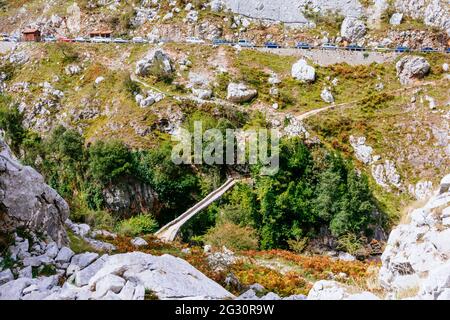 Puente de la Jaya - Ponte la Jaya, sopra il Rio Cares. Percorso del Canal del Texu, percorso classico per arrivare a Bulnes che ha il suo inizio a Puente Ponc Foto Stock