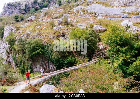 Puente de la Jaya - Ponte la Jaya, sopra il Rio Cares. Percorso del Canal del Texu, percorso classico per arrivare a Bulnes che ha il suo inizio a Puente Ponc Foto Stock